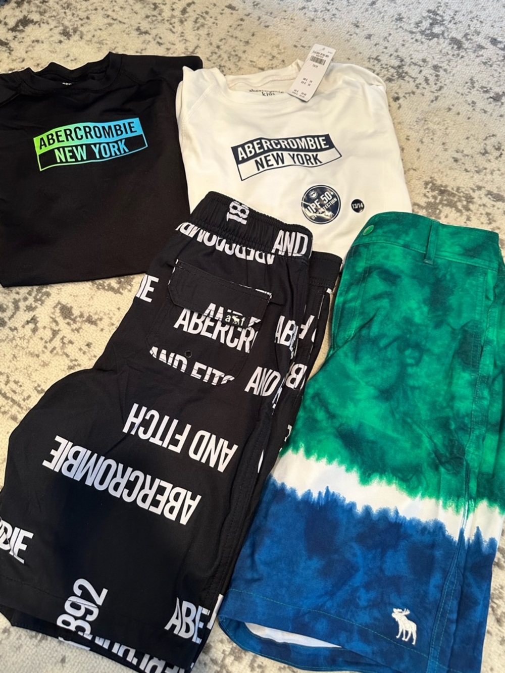 TEMPORARY LISTING☀️Mix of Boys/ Men’s tops and bottoms